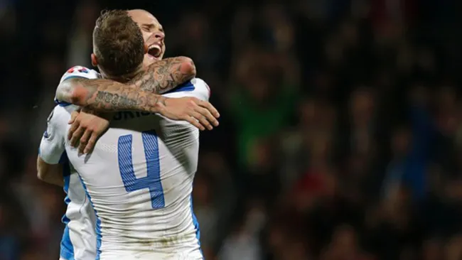 Martin Skrtel y Jan Durica se abrazan tras victoria de Eslovaquia