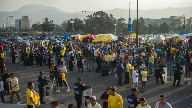 La gente llega al Azteca a minutos de iniciar el partido