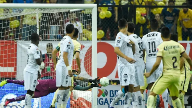 Orozco se lanza para evitar un gol del América