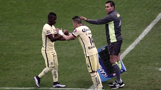 El momento del ingreso de Sambueza 