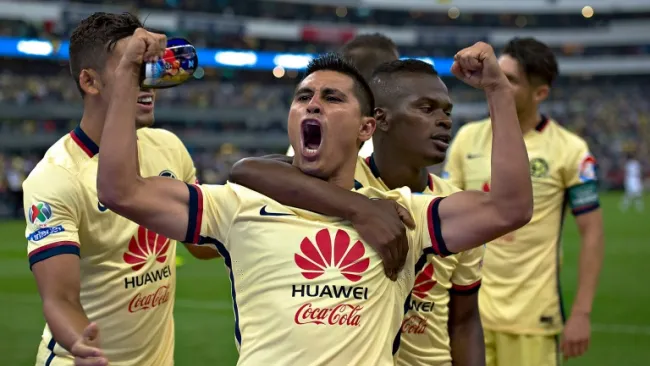 Martínez celebra su gol ante la tribuna