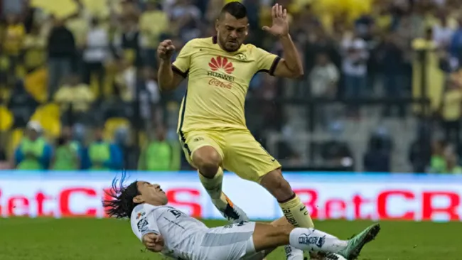 Paolo Goltz batalla por el balón con Juárez