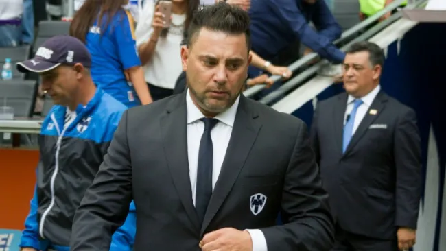 Antonio Mohamed sale hacia la banca en un partido de Monterrey