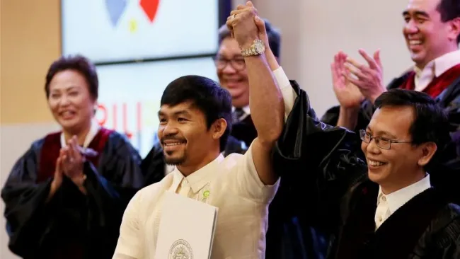 Pacquiao sostiene su certificado que lo proclama como senador