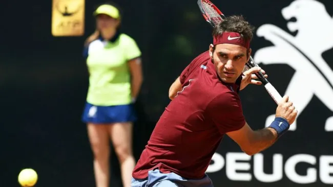 Roger Federer golpea la bola durante el Master 1000 de Roma