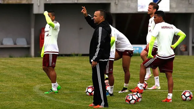 Rafal Dudamel, dirigiendo un entrenamiento de la Vinotinto