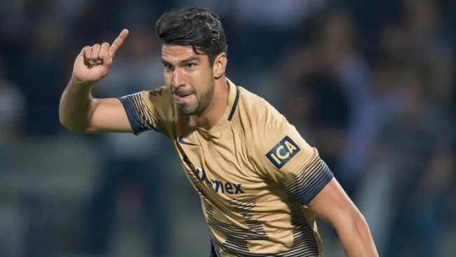 Lalo Herrera festeja un gol con Pumas