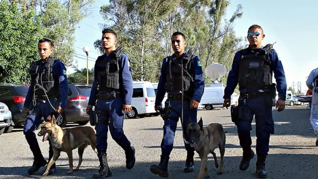 Elementos de policía en las cercanías del Estadio León 