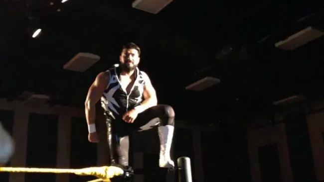 Andrade 'Cien' Almas en una lucha de NXT