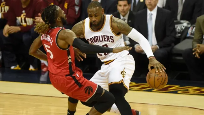 James intenta evadir la marca rival