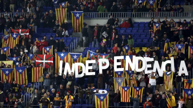 Esteladas, ikurriñas y un letrero de 'Independencia' en juego de Liga 