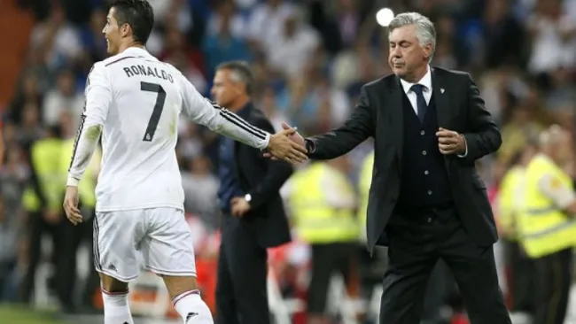Ancelotti saluda a CR7 durante un partido del Real Madrid