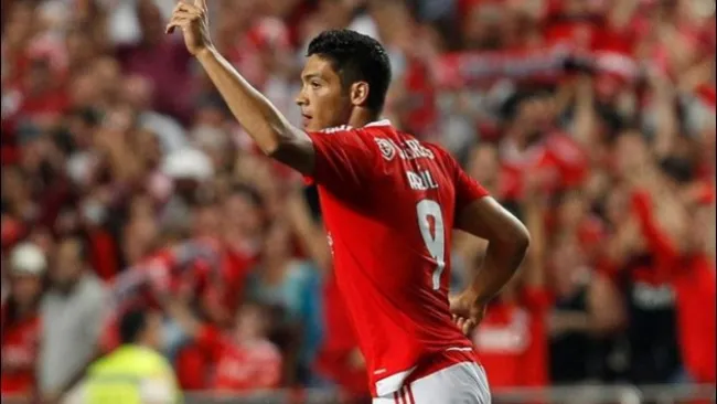 El atacante mexicano en el festejo de uno de sus tantos