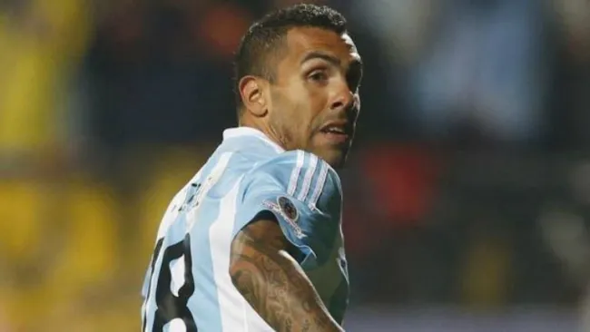 Carlos Tévez, durante un encuentro con Argentina