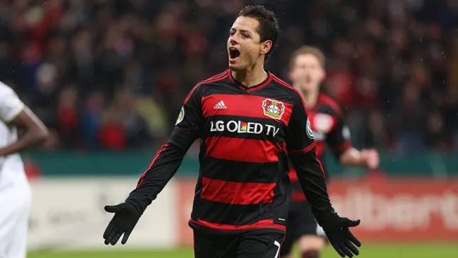 Chicharito, festejando un gol con el Leverkusen