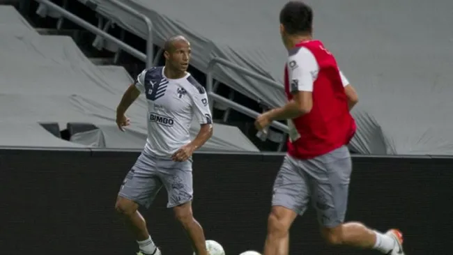 Carlos Sánchez en el entrenamiento de Monterrey