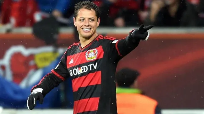 Chicharito celebra un gol con el Bayer Leverkusen