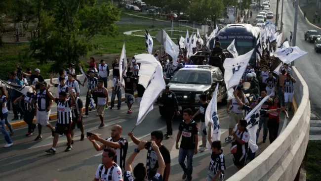 Caravana de Rayados apoyando previo a la Vuelta