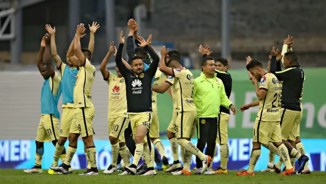 Los jugadores del América agradecen a la afición al término de un partido
