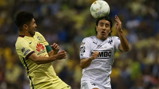 Juárez pelea por el balón en la Ida