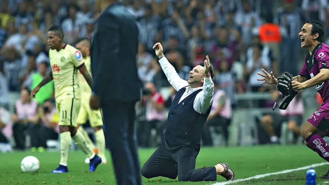 Mohamed festejando al finalizar el partido de la Semifinal de Vuelta