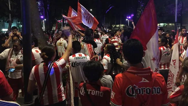Aficionados del Necaxa, reunidos en el Ángel de la Independencia
