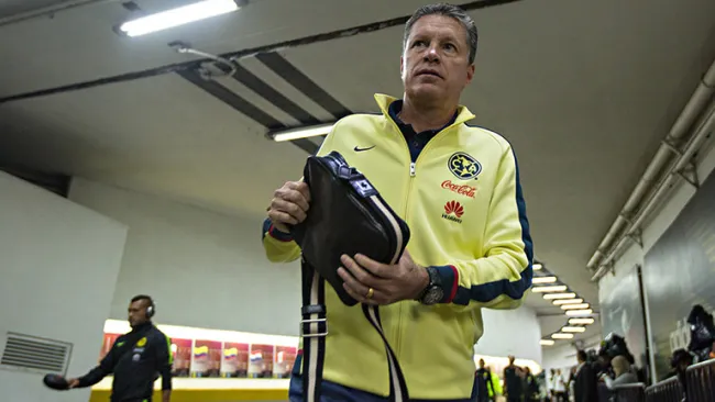 Ricardo Peláez llega al estadio para el partido del América