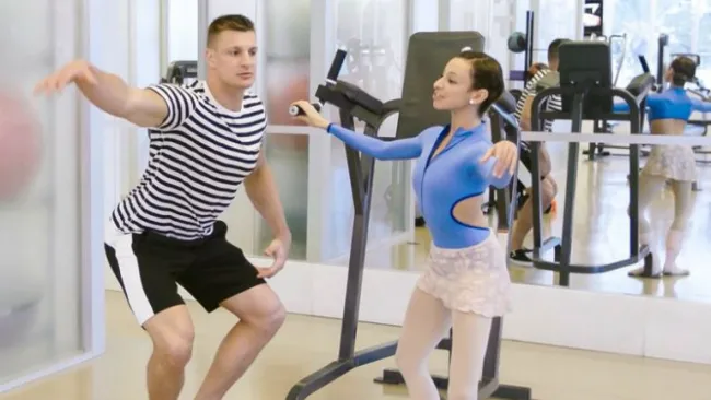 Rob Gronkowski y Natalia, bailarina del Miami City Ballet, practicando 