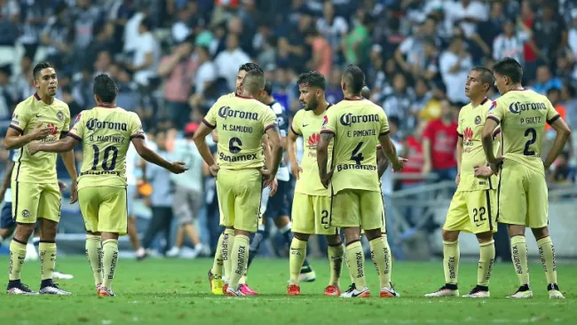 Jugadores de América lamentando la derrota contra Rayados