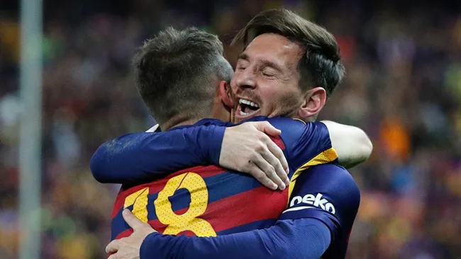 Messi felicita a Alba por su gol 
