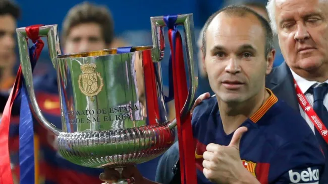 Andrés Iniesta con el trofeo de campeón de Copa del Rey de Barcelona