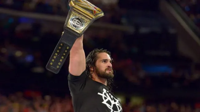 Rollins levanta el cinturón de la WWE