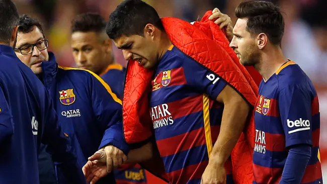 Suárez abandona el campo por lesión