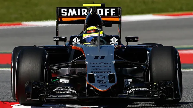Checo Pérez, durante carrera en la F1