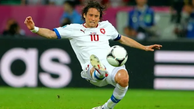 Tomás Rosický disputando partido de eliminatoria para la Euro 2016