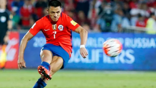 Alexis Sánchez ejecuta un remate de balón parado