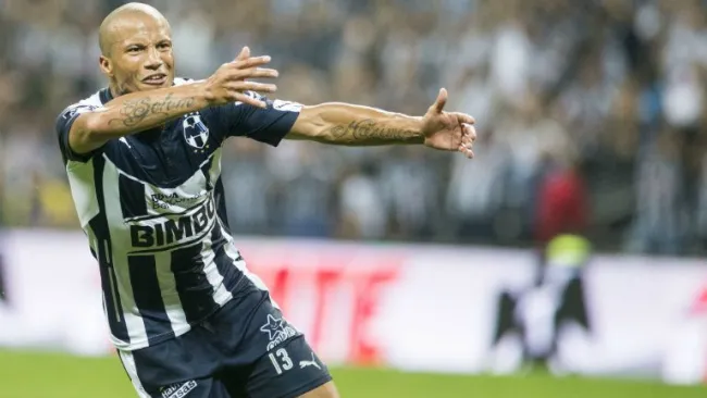 Carlos Sánchez festeja tras marcar con Rayados