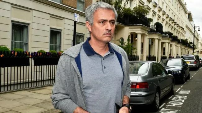 Mourinho camina por las calles de Londres