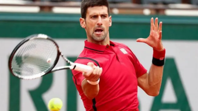 Novak Djokovic devuelve servicio en Roland Garros