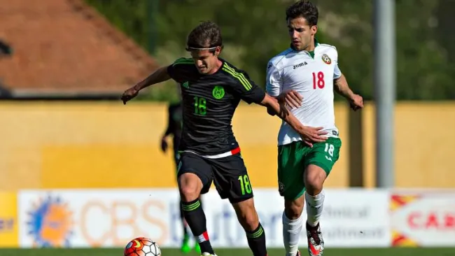 Fierro pelea un balón en el partido frente a Bulgaria