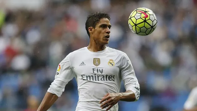 Raphael Varane busca el balón durante un partido del Real Madrid