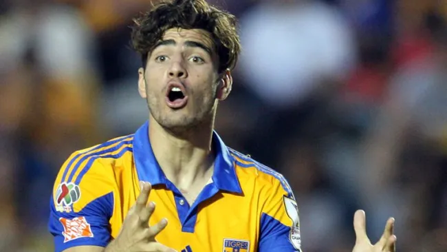 Briseño reclama durante un partido con Tigres