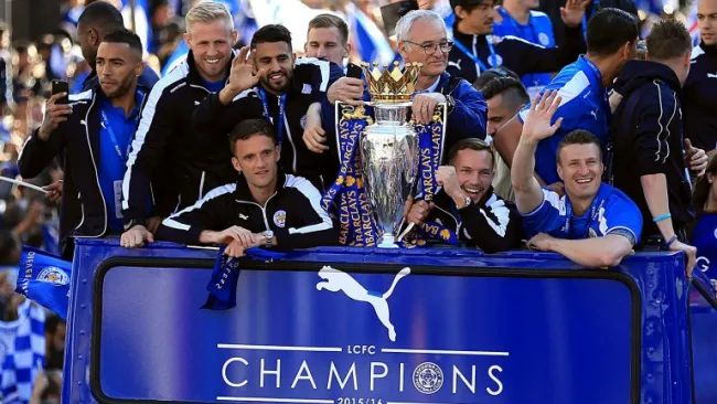 Ranieri en compañía de sus jugadores festejando el título