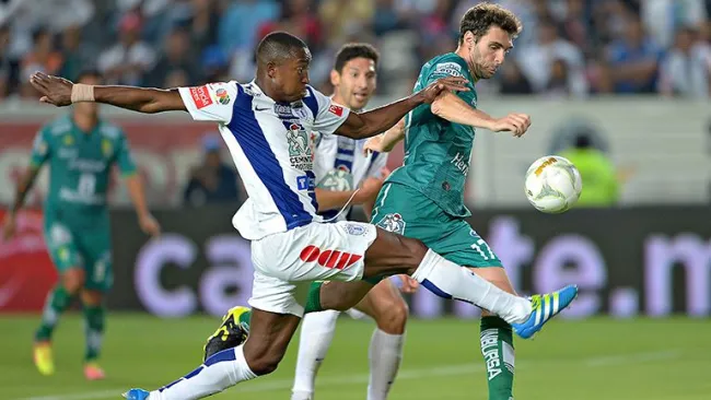 Murillo intenta quitarle el esférico a Boselli en duelo contra León