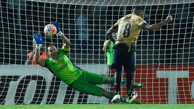 Azcona ataja el penalti de Ismael Sosa