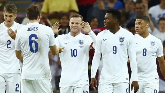Rooney festeja gol en eliminatoria de Francia 2016