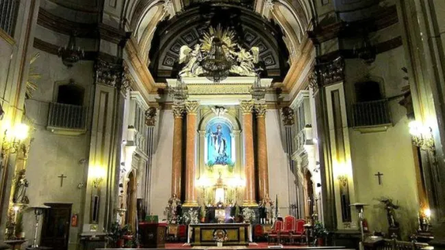 Interior de iglesia de San Antón