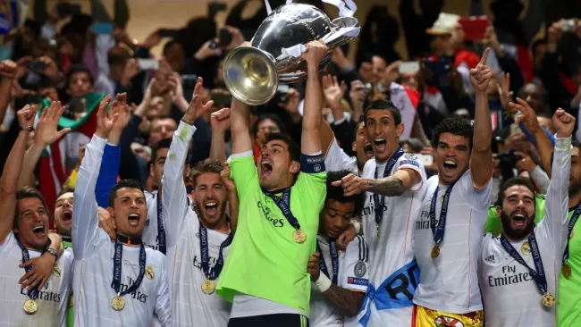 Iker Casillas levantando la Décima con el Real Madrid