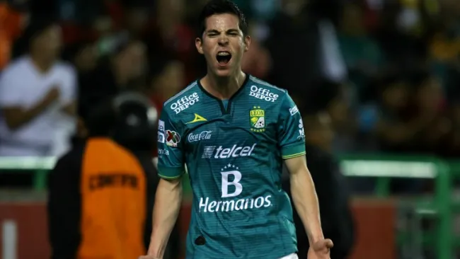 Marco Bueno festejando un gol con León