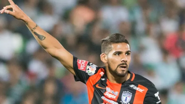 Franco Jara en un partido con Pachuca